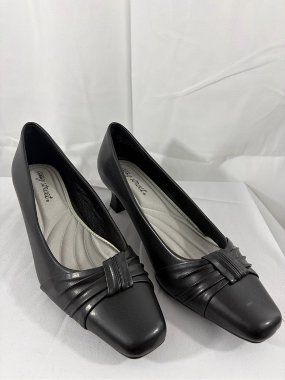 NWT Easy Street Women’s Size 7.5W Black Low Heel Pumps